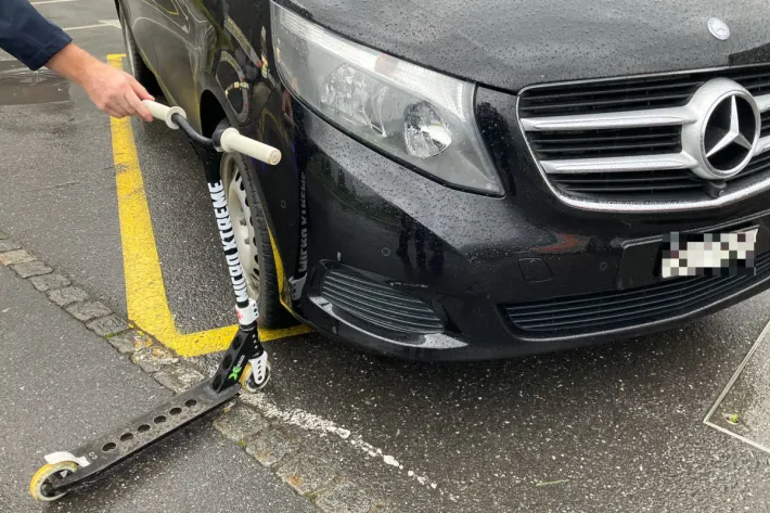 Näfels GL,Minivan erfasst 9-jährigen Jungen mit Kickboard