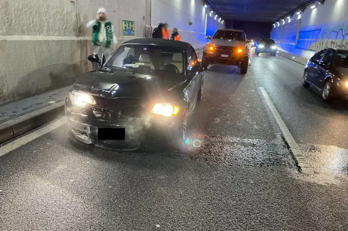 A18 Reinach BL – சுரங்கப்பாதை சுவரில் மோதி BMW கார் விபத்து 1 சுரங்கப்பாதையில்,சுரங்கப் பாதை,A18 Reinach BL,சுரங்கப்பாதை சுவரில் மோதி