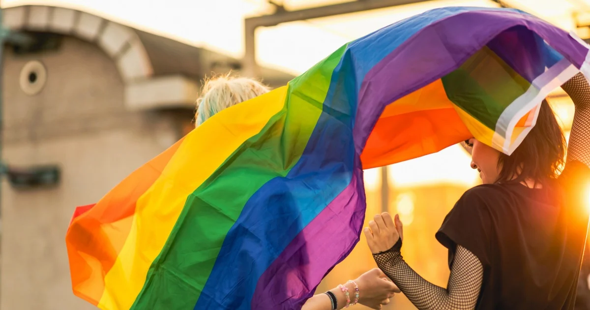 பெர்ன் நகரில் LGBTQ உரிமைக்காக ஆயிரக்கணக்கானோர் குரல் 4 சுவிட்சர்லாந்து செய்திகள், பெர்ன் பேரணி, Christopher Street Day, LGBTQ Switzerland, queer rights Switzerland, Swiss Tamil News, Bern protest news, trans rights protest, Zurich Pride event, Switzerland LGBTQ news