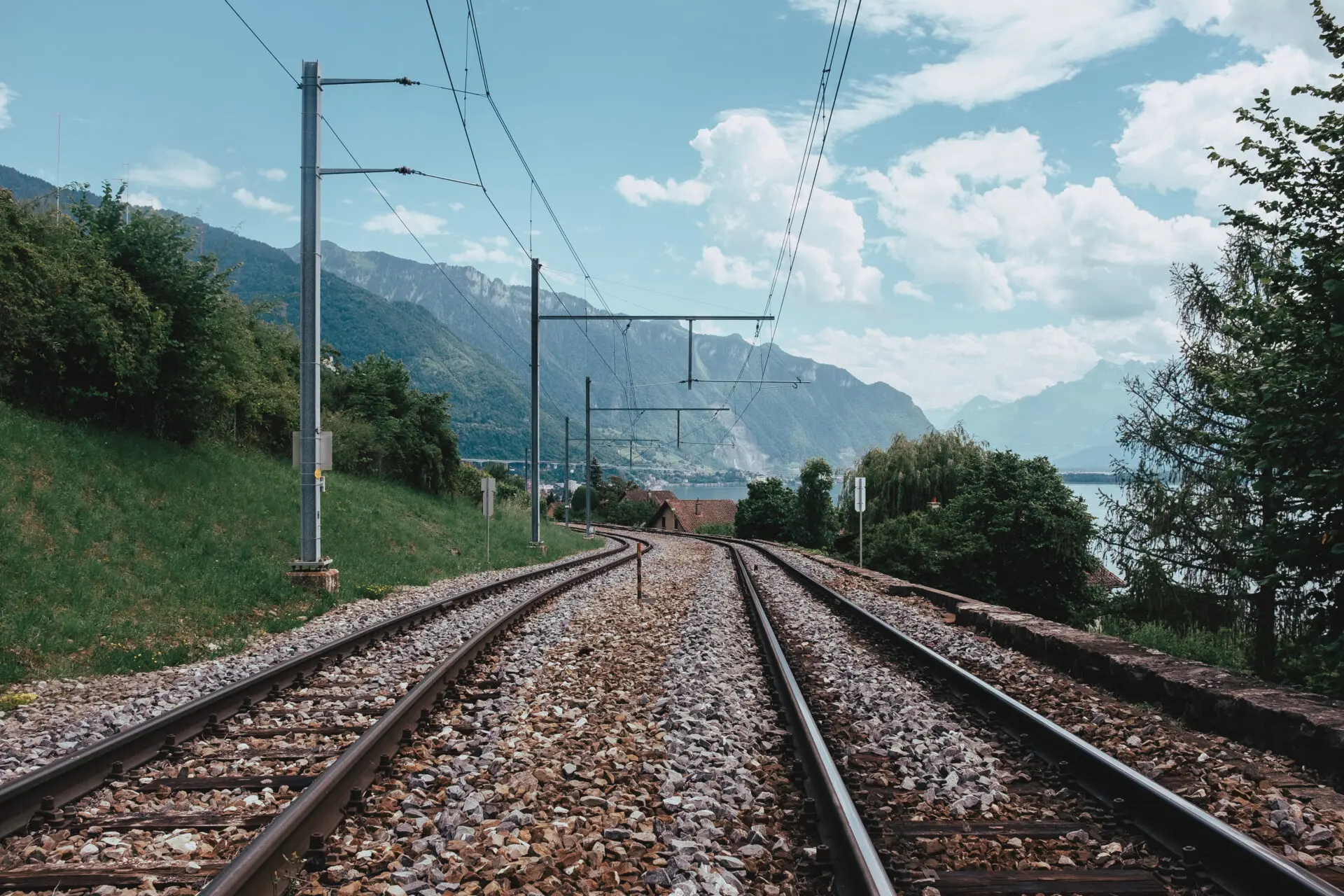 சுவிட்சர்லாந்து செய்திகள், busiest train Switzerland, Geneva Lausanne train, RTS Switzerland, Swiss railway news, Lake Geneva transport, Switzerland Tamil News, சுவிஸ் தொடருந்து செய்திகள், Swiss train crowding, Lausanne commuters