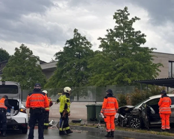 சுவிட்சர்லாந்து செய்திகள், Zurich accident, Swiss road crash, Rega rescue, Zurich police news, Switzerland Tamil News, சுவிஸ் விபத்து செய்திகள், car collision Switzerland, Zurich traffic accident