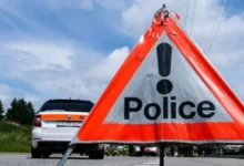 பிரிபூர் விபத்து, Gruyère accident Tamil, மோட்டார் சைக்கிள் விபத்து சுவிட்சர்லாந்து, Fribourg Tamil News, Enney road accident, Swiss motorcycle crash, சுவிஸ் விபத்து செய்திகள்