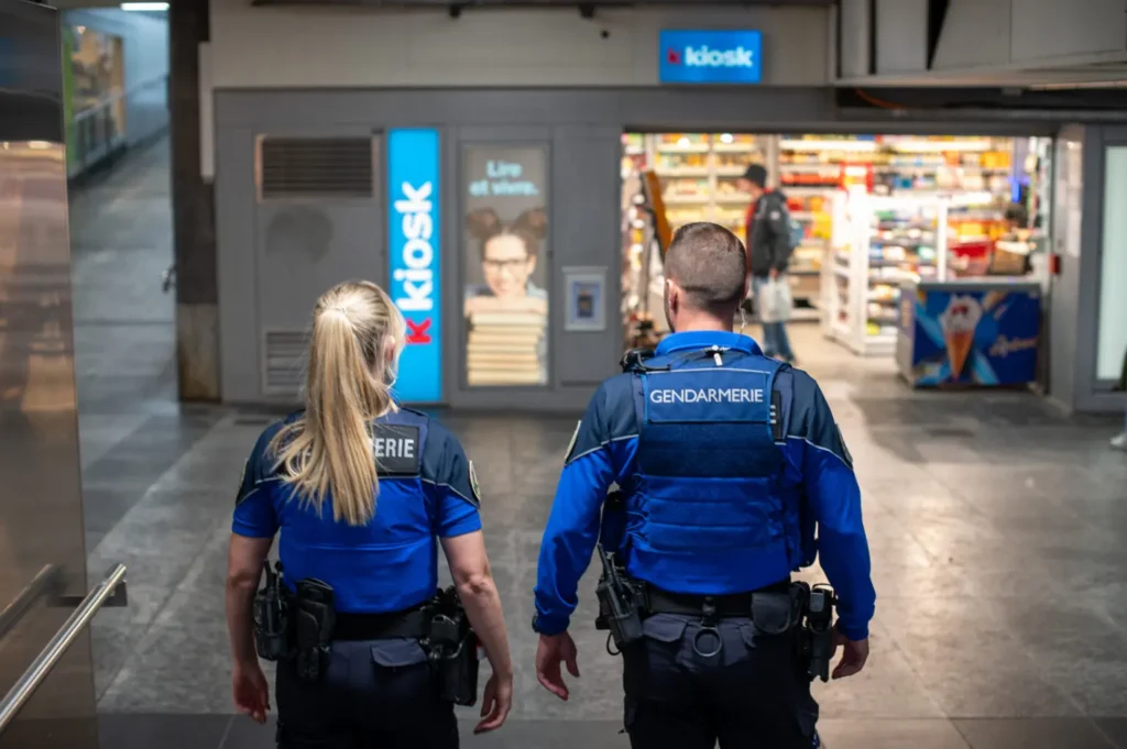 வோ ரயில் போலீஸ் சோதனை, Yverdon-les-Bains police operation, Switzerland train station security, Swiss Tamil News, ticket inspection Switzerland, drug control trains Switzerland, Vaud police action, SBB security checks, railway police Switzerland, Nord Vaud crime control