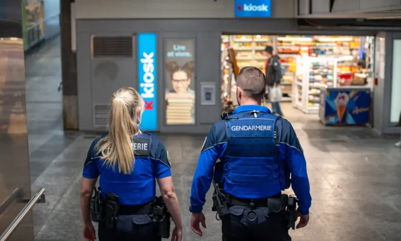 வோ ரயில் போலீஸ் சோதனை, Yverdon-les-Bains police operation, Switzerland train station security, Swiss Tamil News, ticket inspection Switzerland, drug control trains Switzerland, Vaud police action, SBB security checks, railway police Switzerland, Nord Vaud crime control