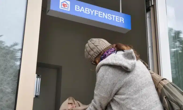 பாசல் Bethesda மருத்துவமனையின் Babyfenster-ல் கைவிடப்பட்ட பஞ்சிளம் குழந்தை 1 சுவிட்சர்லாந்து ரயில் அபராதம், SBB fines Switzerland, ticketless travel Swiss trains, Swiss Tamil News, Switzerland transport news, 80000 francs fine, Swiss railway story, train ticket fraud Switzerland, Zurich Bern Basel travel, Swiss news Tamil