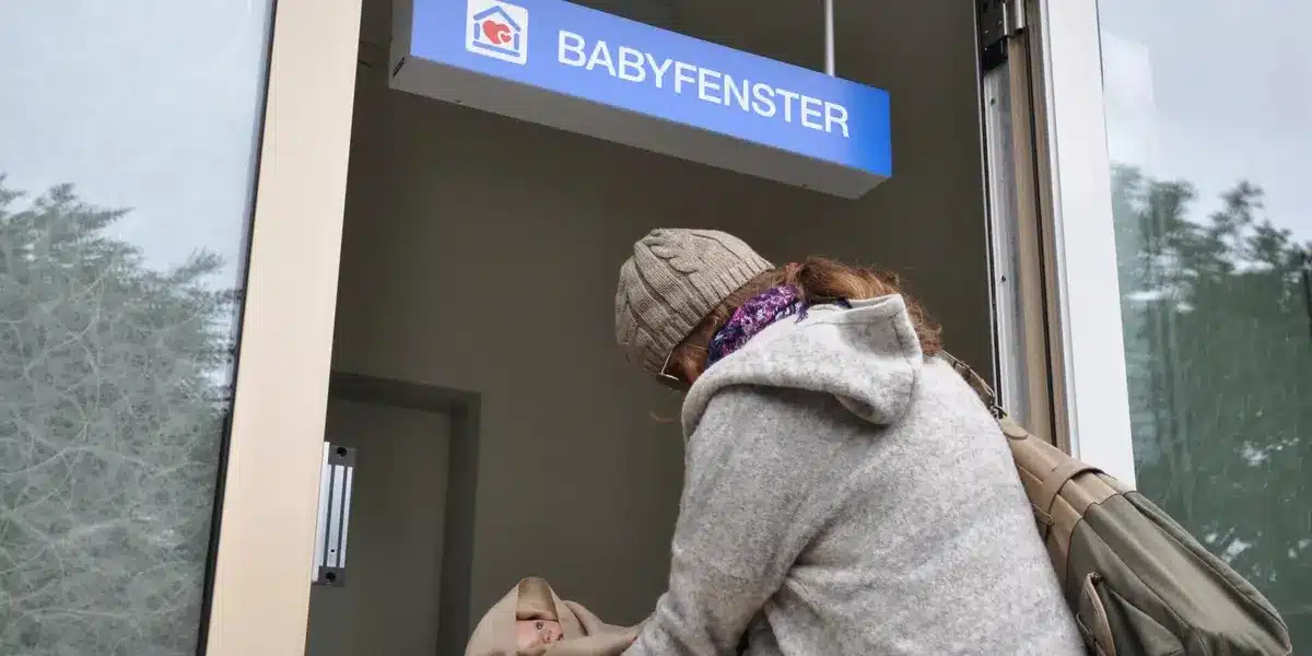 பாசல் Bethesda மருத்துவமனையின் Babyfenster-ல் கைவிடப்பட்ட பஞ்சிளம் குழந்தை 1 சுவிட்சர்லாந்து ரயில் அபராதம், SBB fines Switzerland, ticketless travel Swiss trains, Swiss Tamil News, Switzerland transport news, 80000 francs fine, Swiss railway story, train ticket fraud Switzerland, Zurich Bern Basel travel, Swiss news Tamil