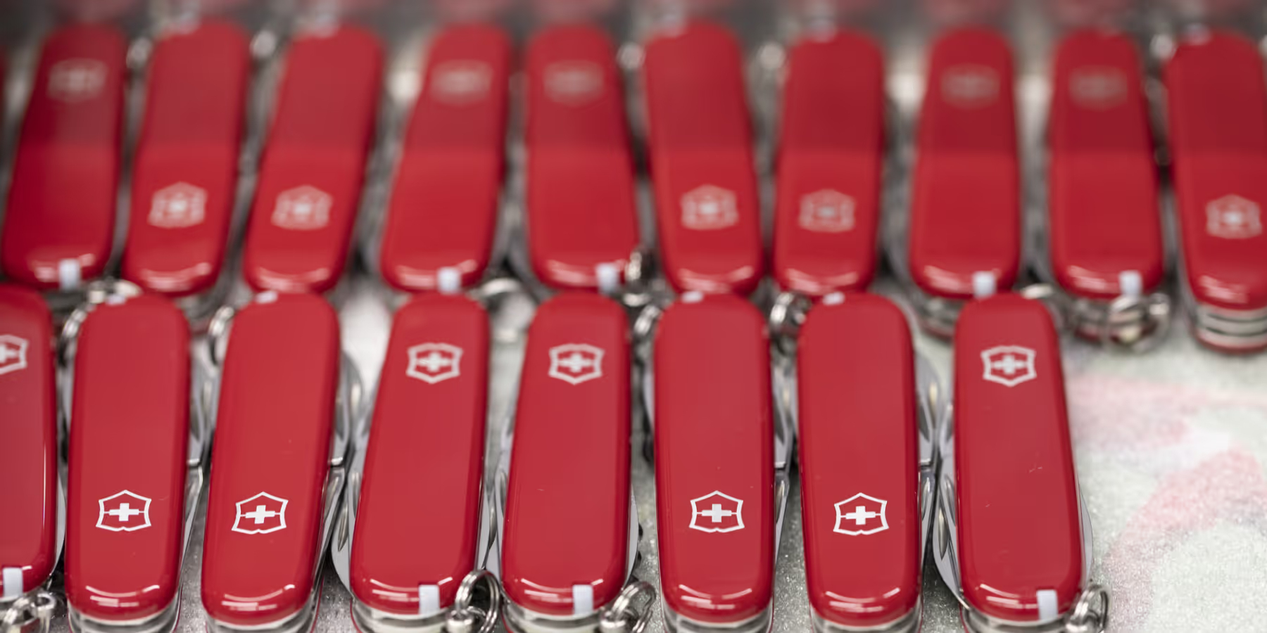 சுவிஸின் பிரபல Victorinox நிறுவனத்தில் பரபரப்பு... திருட்டு வழக்கால் அதிர்ந்த அதிகாரிகள்! 2 19j 4